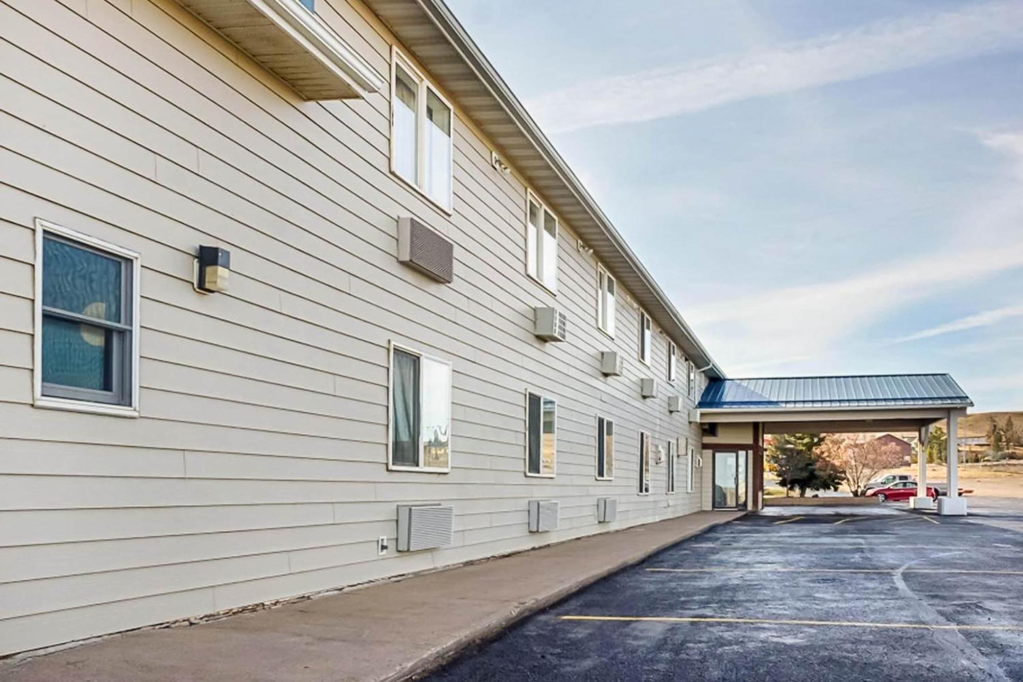 Oyo Hotel Shelby Mt Hwy 2 & I-15 Exterior photo